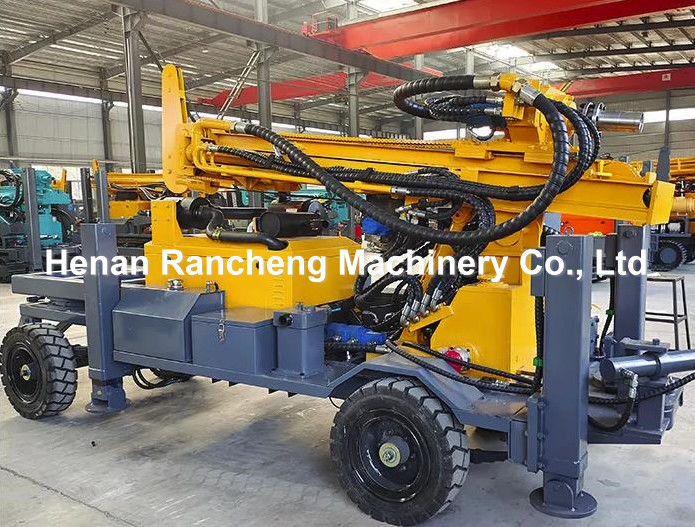 Máquina de perforación de agujeros de alta eficiencia con remolque de cuatro ruedas montada Máquina de perforación de agujeros de 220 m de profundidad Potente motor de 65 kW