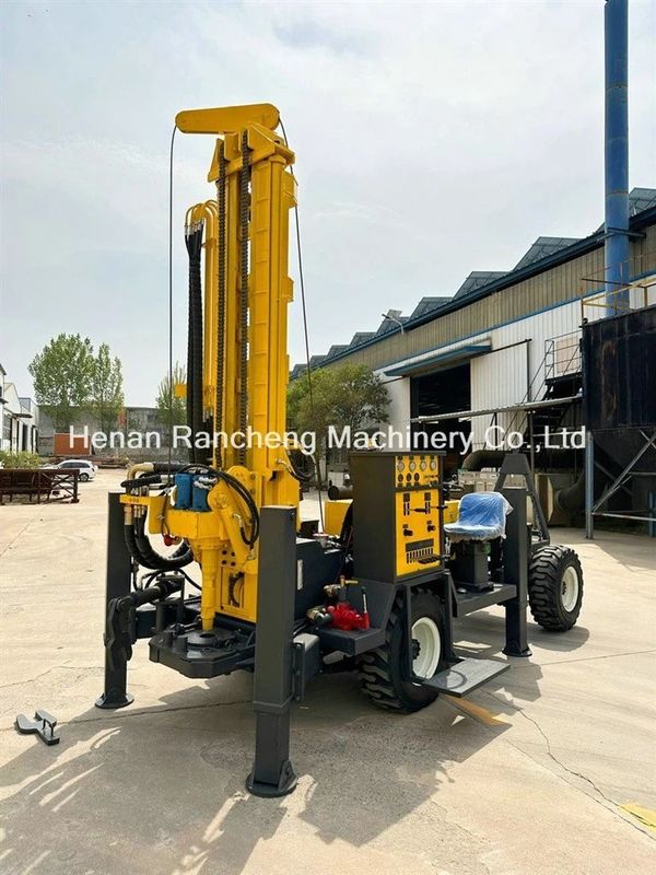 Rig de perforación de agujeros con tracción a cuatro ruedas Profundidad 220m Con motor de alta potencia de 65KW