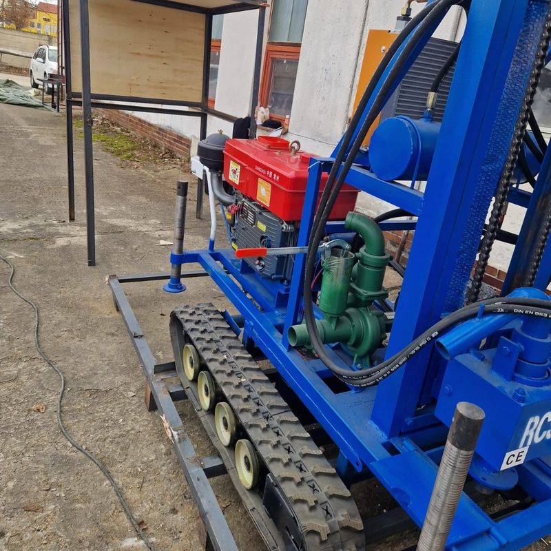 150 m de profundidad tipo de percussión y rotación de caucho de rastreo montado en la plataforma de perforación de agua